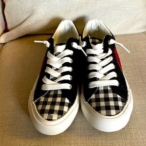 Size 7.5 Very G sneakers